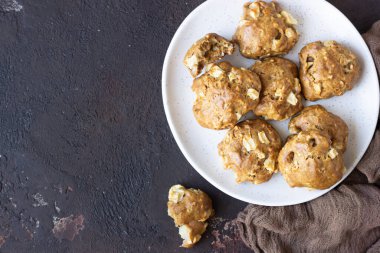 Seramik tabakta yumuşak ve yumuşak elma bisküvileri, koyu beton arka plan. Çocuklar için tatlı ya da kahvaltı, tatlı atıştırmalık. Seçici odak.