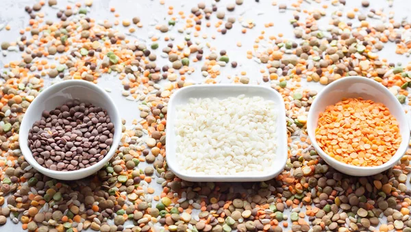 Diferentes Tipos Granos Cereales Grañones Tazones Cerámica Blanca Fondo Alimenticio — Foto de Stock