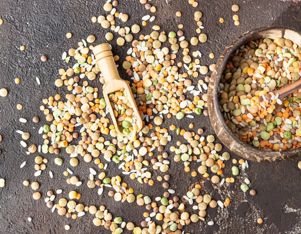 Arroz Blanco Diferentes Tipos Lentejas Fondo Hormigón Marrón Oscuro Concepto — Foto de Stock