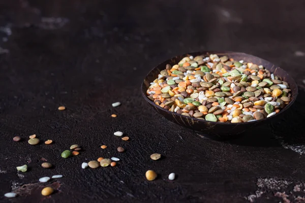 Arroz Blanco Diferentes Tipos Lentejas Fondo Hormigón Marrón Oscuro Concepto — Foto de Stock