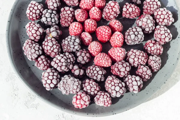 Frozen Berries Blackberries Raspberries Covered Hoarfrost Black Ceramic Plate Home — Stock Photo, Image
