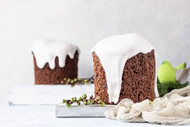 Tatlı ortodoks çikolata ekmeği (kulich) açık arkaplanda süslenmiş krema. Paskalya kompozisyonu. Paskalya tatili konsepti. 