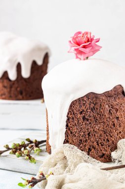 Tatlı ortodoks çikolata ekmeği (kulich) açık arkaplanda süslenmiş krema. Paskalya kompozisyonu. Paskalya tatili konsepti. 
