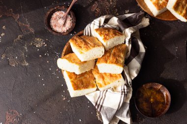 Geleneksel İtalyan Focaccia ekmeği, tuzlu ve zeytinyağlı. Ev yapımı düz ekmek Focaccia. Focaccia Genovese. 