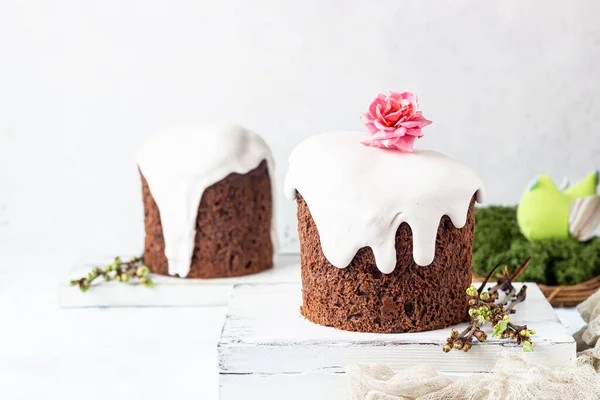 Pan Dulce Chocolate Ortodoxo Kulich Decorado Con Merengue Sobre Fondo — Foto de Stock