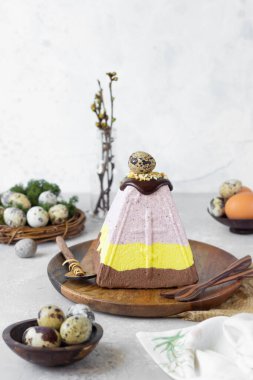 Çikolata, böğürtlen ve sokağa çıkma yasağı olan katmanlı bir paşa. Geleneksel Rus ya da Ukrayna Ortodoks Paskalya Kuarklı Tatlısı. Paskalya yemeği geçmişi. 