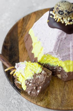 Çikolata, böğürtlen ve sokağa çıkma yasağı olan katmanlı bir paşa. Geleneksel Rus ya da Ukrayna Ortodoks Paskalya Kuarklı Tatlısı. Paskalya yemeği geçmişi. 