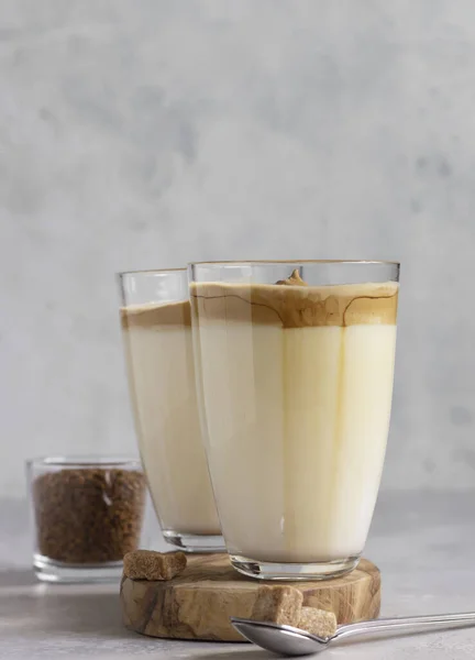 ダルゴナ フロイス コーヒーのグラス 明るい灰色の石の背景にコーヒー泡とトレンド韓服ドリンク — ストック写真