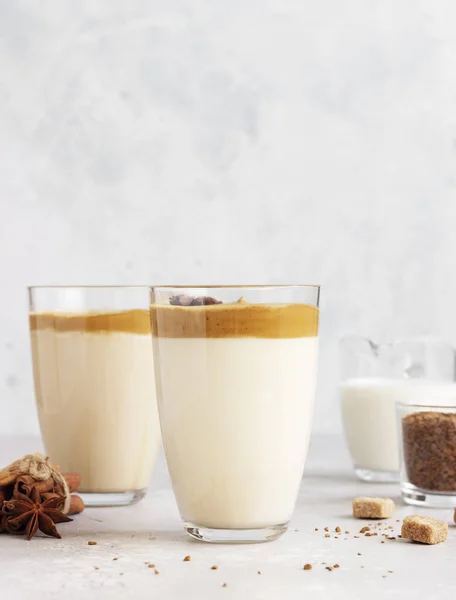 Café Helado Dalgona Vaso Alto Con Especias Café Batido Cremoso — Foto de Stock