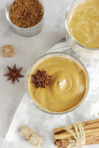 Café Helado Dalgona Vaso Alto Con Especias Café Batido Cremoso —  Fotos de Stock