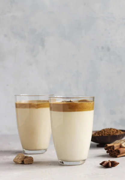 Eiskaffee Dalgona Hohen Glas Mit Gewürzen Ein Trendiger Flauschig Cremiger — Stockfoto