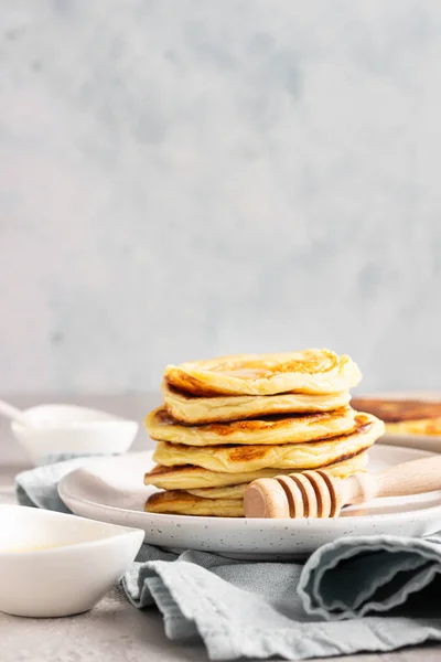 Stack Homemade Pancakes Honey Light Grey Concrete Background Breakfast Concept — Stock Photo, Image
