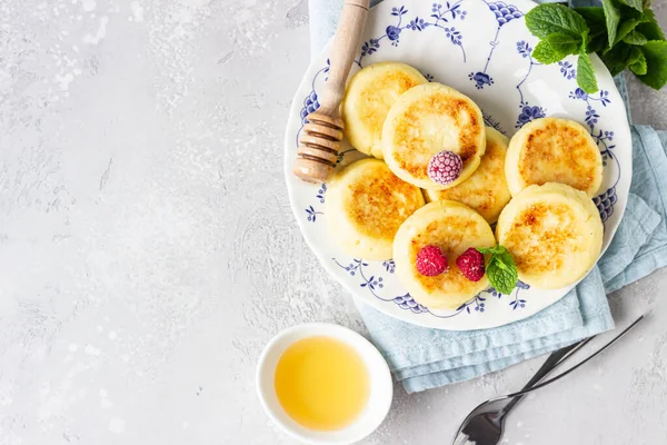 Panqueques Requesón Syrniki Buñuelos Cuajada Con Miel Frambuesa Menta Desayuno — Foto de Stock