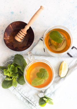 Geleneksel Fas naneli, ballı ve limonlu bardak. Organik aromaterapi gevşeme tıbbi sağlıklı içecek. Üst görünüm.