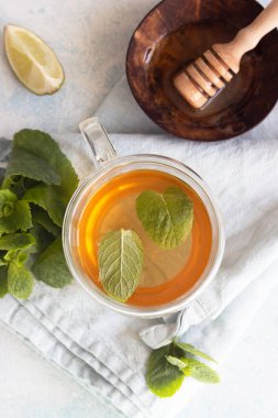 Geleneksel Fas naneli, ballı ve limonlu bardak. Organik aromaterapi gevşeme tıbbi sağlıklı içecek. Üst görünüm.