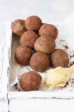 Çiğ vegan sağlıklı tatlı ya da fıstık ezmeli enerji topları, ahşap tepsi. Seçici odaklanma. Üst görünüm.