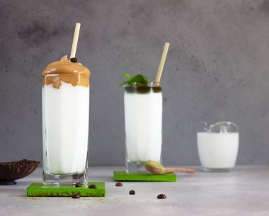 Dalgona kahvesi ve naneli, kremalı ve bambu pipetli bir sütlü kahve. Kore kahvesi trend. 