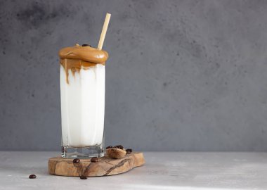 Buzlu Dalgona kahvesi, modaya uygun yumuşacık kremalı kremalı kahve. Bardakta hazır kahve ile Kore içkisi. 