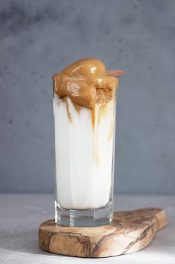 Buzlu Dalgona kahvesi, modaya uygun yumuşacık kremalı kremalı kahve. Bardakta hazır kahve ile Kore içkisi.