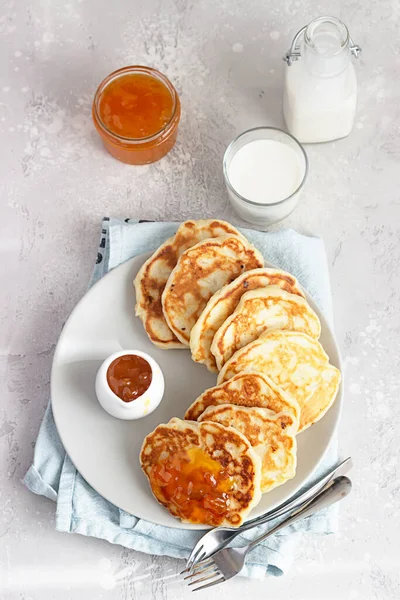 Crêpes Américaines Beignets Confiture Orange Sur Plaque Céramique Bouteille Lait — Photo