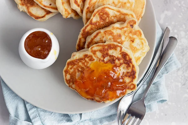 Crêpes Américaines Beignets Confiture Orange Sur Plaque Céramique Bouteille Lait — Photo