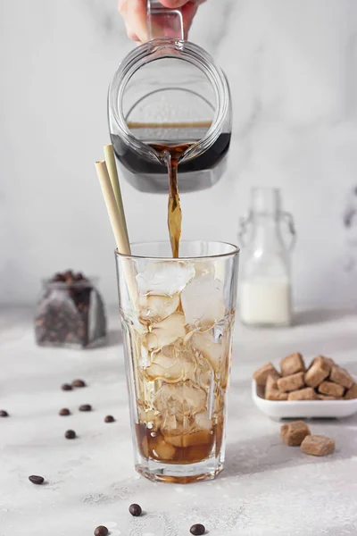 Kalter Kaffee Ein Hohes Glas Mit Eiswürfeln Hellgrauer Hintergrund Selektiver — Stockfoto
