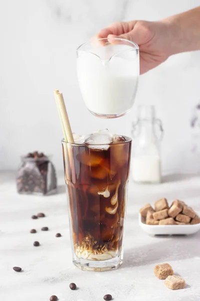 Eiskaffee Einem Hohen Glas Das Sahne Gegossen Wird Die Die — Stockfoto