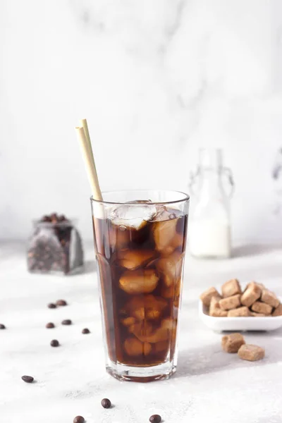 Kalter Kaffee Ein Hohes Glas Mit Eiswürfeln Hellgrauer Hintergrund Selektiver — Stockfoto