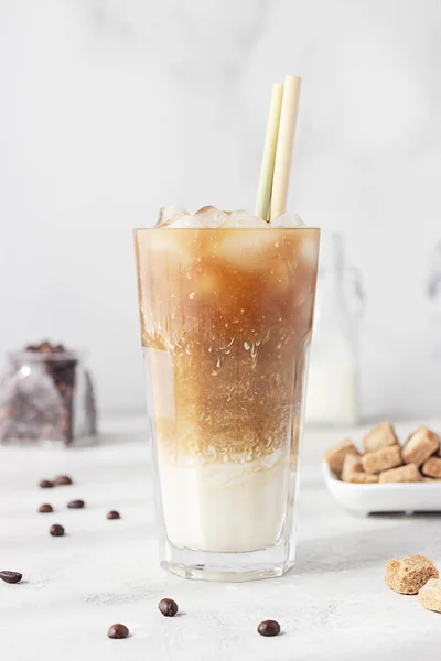 Caffè Freddo Con Latte Cubetti Ghiaccio Bicchiere Alto Con Paglia — Foto Stock