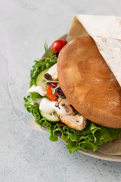 Pita Bread Sandwich Fresh Vegetables Roasted Chicken Healthy Snack Takeaway — Stock Photo, Image