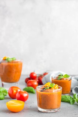 Bardakta nefis gazpacho çorbası. Geleneksel İspanyol soğuk çorbası püre gaspaço garnitür domates, salatalık ve fesleğen..