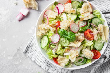Vejetaryen Fatoush salatası. Geleneksel Orta Doğu salatası ve kızarmış pide ve sebze. Lübnan mutfağı.