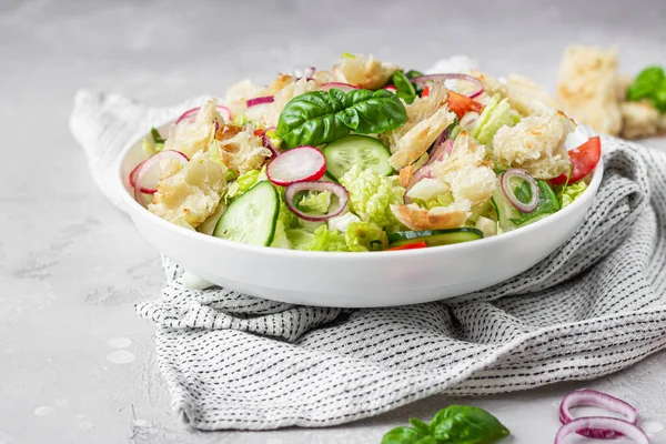 Vegetáriánus Hájas Saláta Hagyományos Közel Keleti Saláta Pirított Pitakenyérrel Zöldségekkel — Stock Fotó