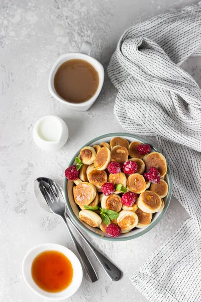 Skål Med Små Pannkakor Flingor Med Hallon Mynta Och Sylt — Stockfoto