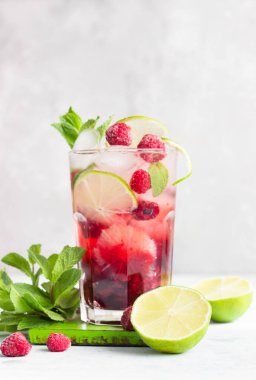 Pembe kokteyl ya da ahududu, nane, limon ve buzlu limonata. Yaz içeceği..