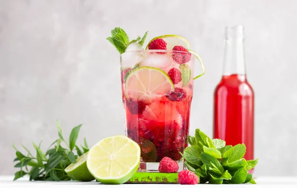 Koud Roze Alcoholvrije Cocktail Met Frambozen Limoen Munt Ijsblokjes Lichtgrijze — Stockfoto