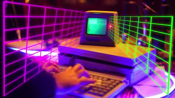 Een Retro 80S Computer Computermonitor Van Een Gedrukte Prop Die — Stockvideo