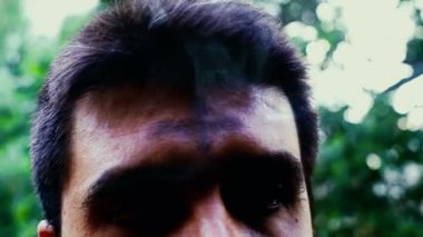 Ash ile Katolik adam alnına haç