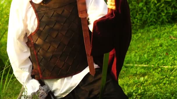 Hombre Más Grande Medieval Con Una Espada — Vídeo de stock