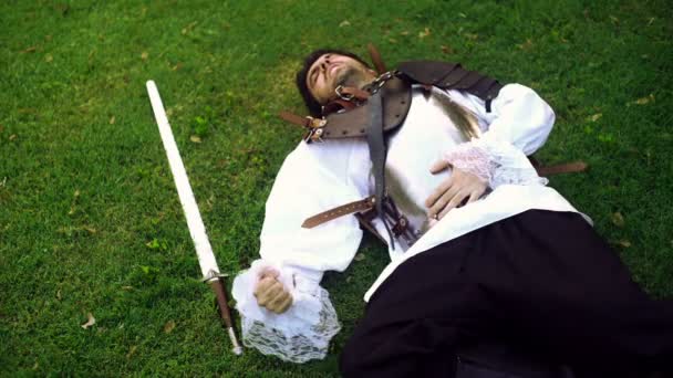 Hombre Más Grande Medieval Con Una Espada Muerta — Vídeo de stock
