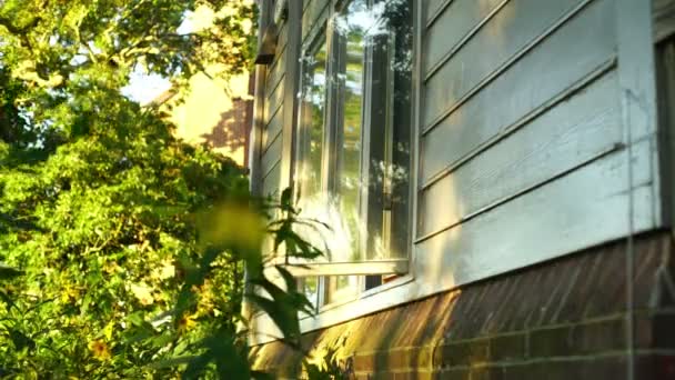 Cerrar Una Ventana Casa Durante Verano — Vídeos de Stock