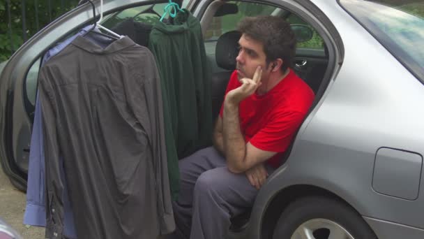 Άστεγος Άντρας Ζει Έξω Από Ένα Αυτοκίνητο — Αρχείο Βίντεο