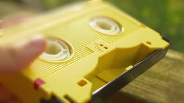 Eine Retro Beta Max Videokassette — Stockvideo