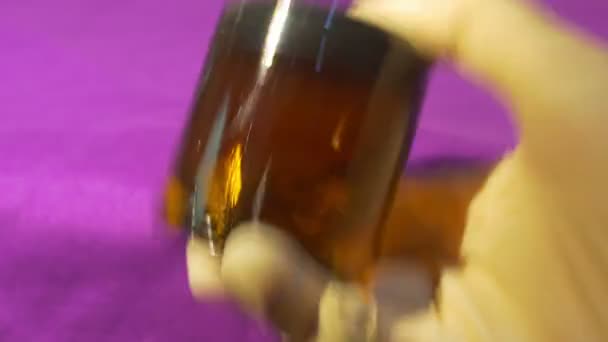 Secouer Produit Chimique Dans Une Bouteille — Video