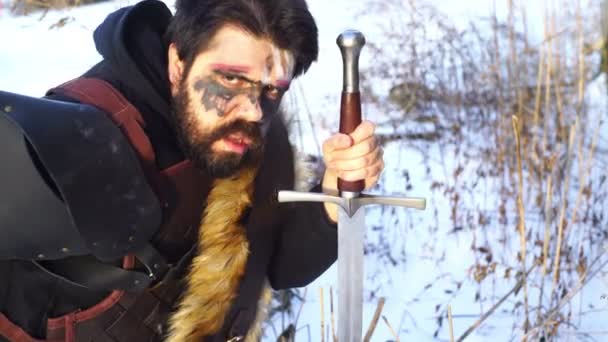 Vikingo Con Una Espada Nieve — Vídeo de stock