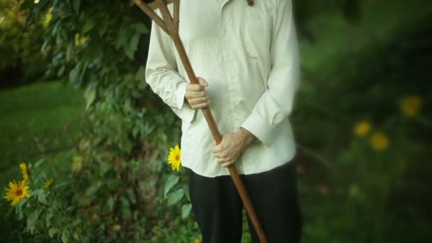 有古董农具的阿米什农夫 — 图库视频影像