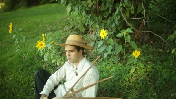 Amish Farmer Met Antieke Boerderij Gereedschap — Stockvideo