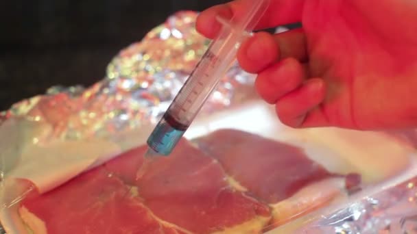 Injektion Einer Blauen Substanz Fleisch Könnte Ein Hormon Sein — Stockvideo