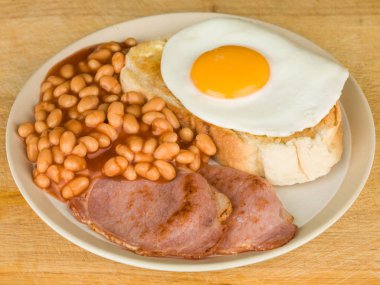 Pastırmalı yumurta ve kuru fasulye kahvaltı gıda