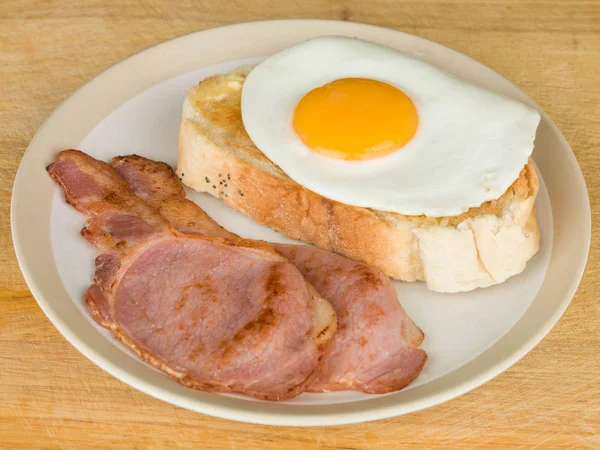 Frühstücksspeck und Ei — Stockfoto